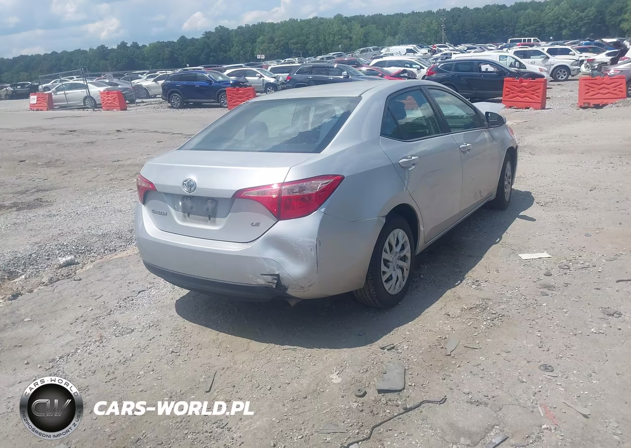 2018 Toyota Corolla Le VIN:5YFBURHE6JP852524 - 4
