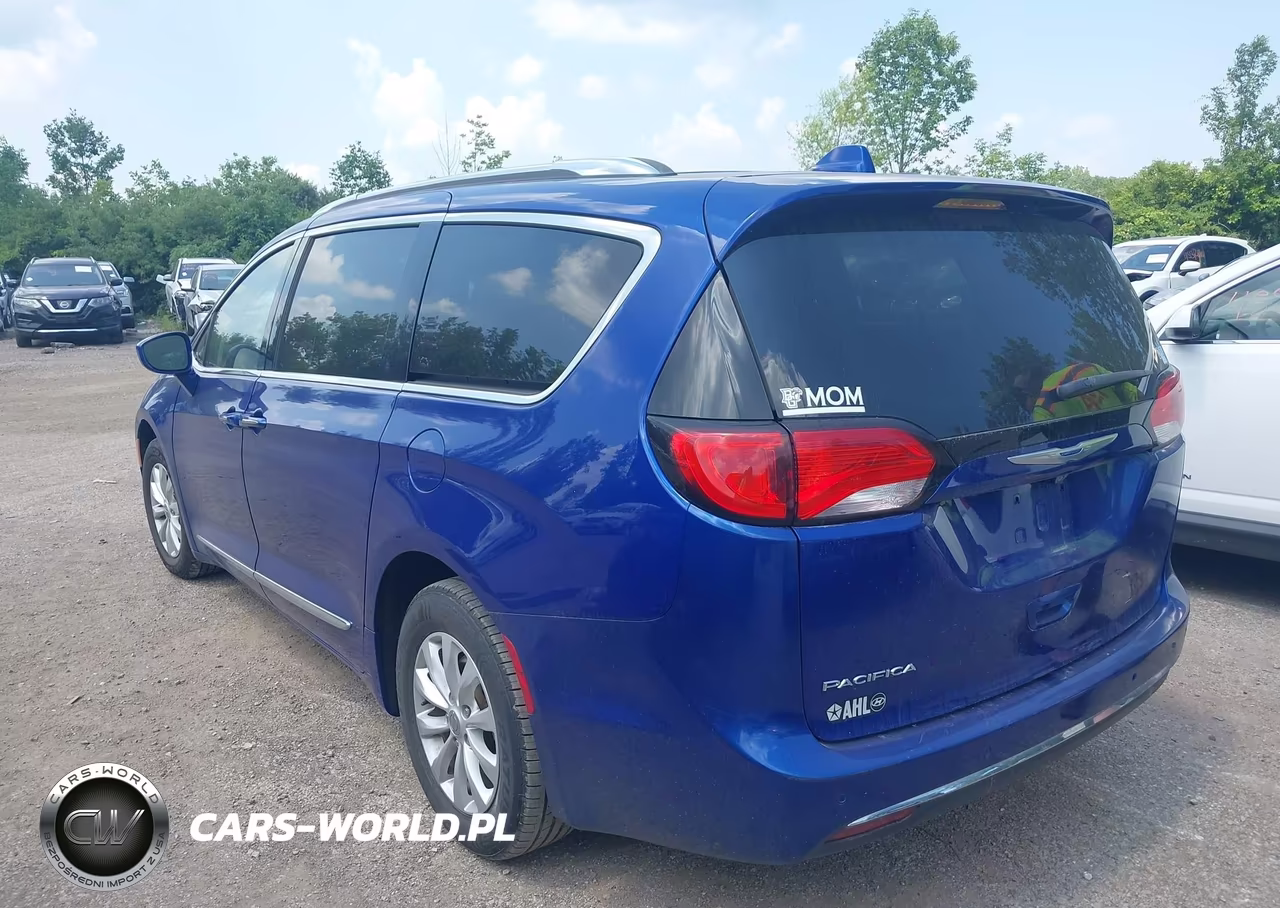 2019 Chrysler Pacifica Touring L VIN:2C4RC1BG1KR593097 - 3