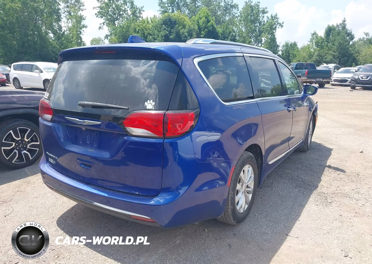 2019 Chrysler Pacifica Touring L VIN:2C4RC1BG1KR593097 - 4