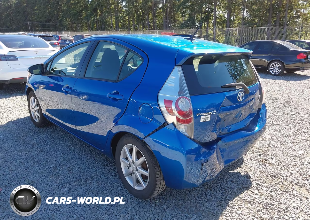 2014 Toyota Prius C Three VIN:JTDKDTB38E1059952 - 3
