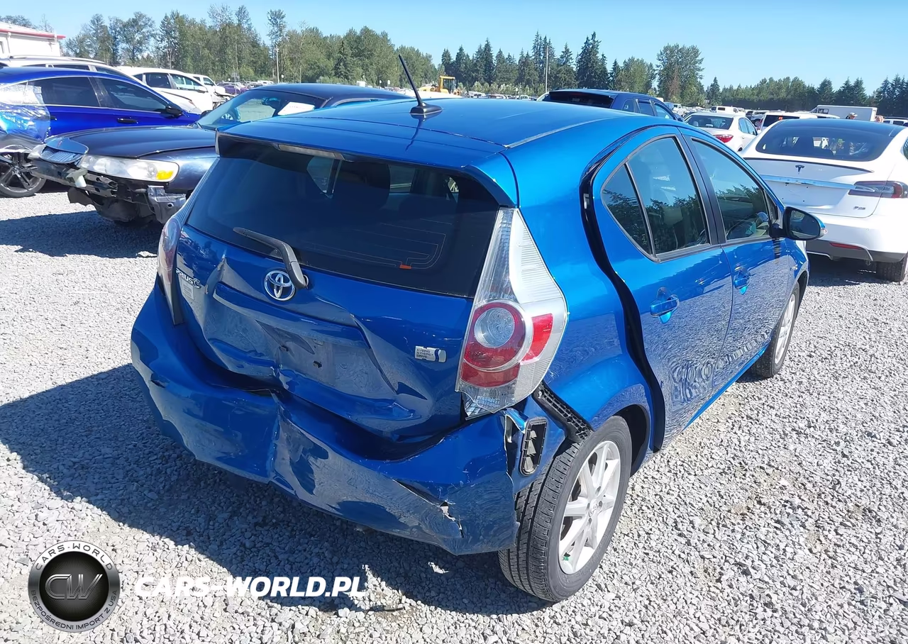 2014 Toyota Prius C Three VIN:JTDKDTB38E1059952 - 4