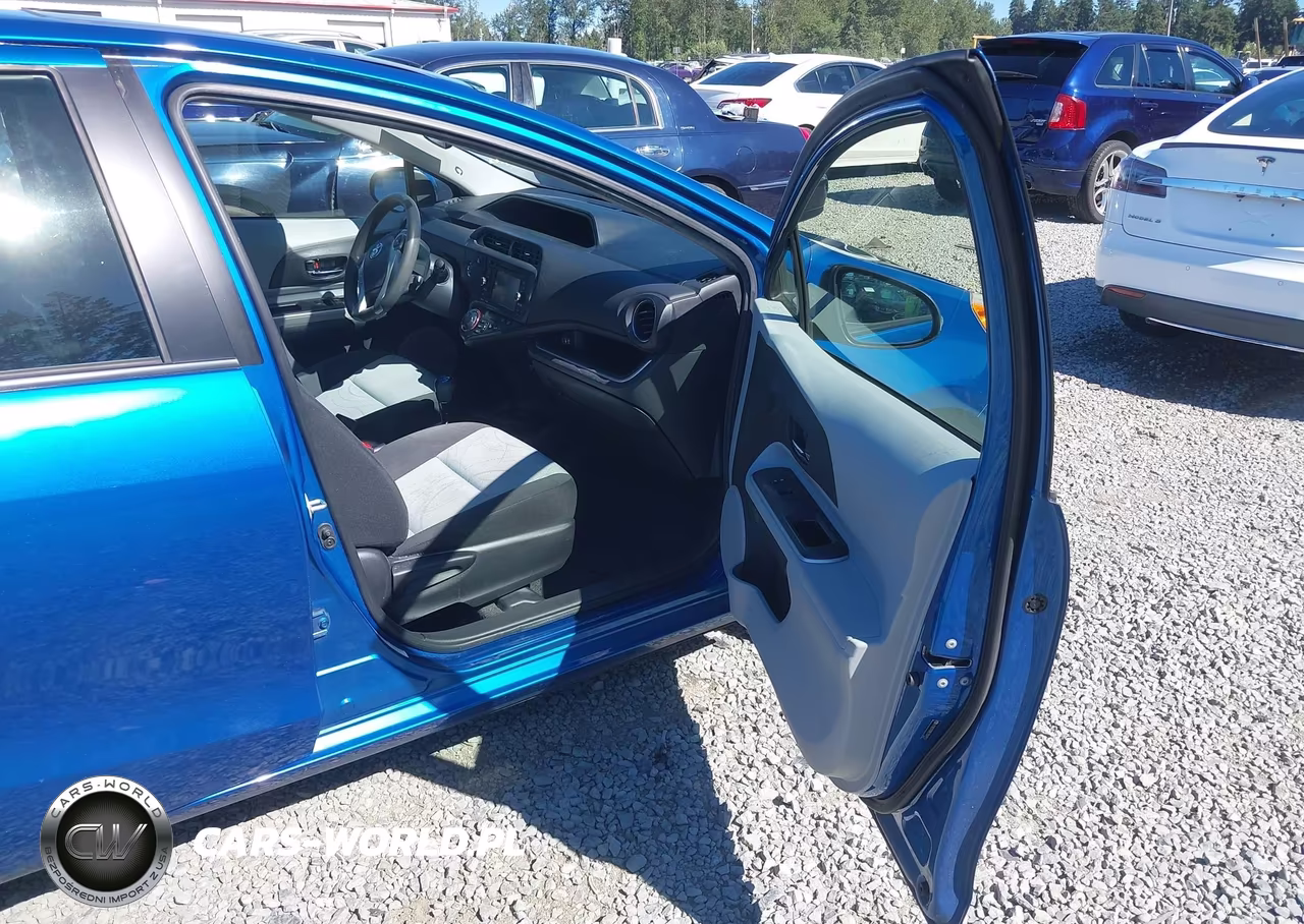 2014 Toyota Prius C Three VIN:JTDKDTB38E1059952 - 5