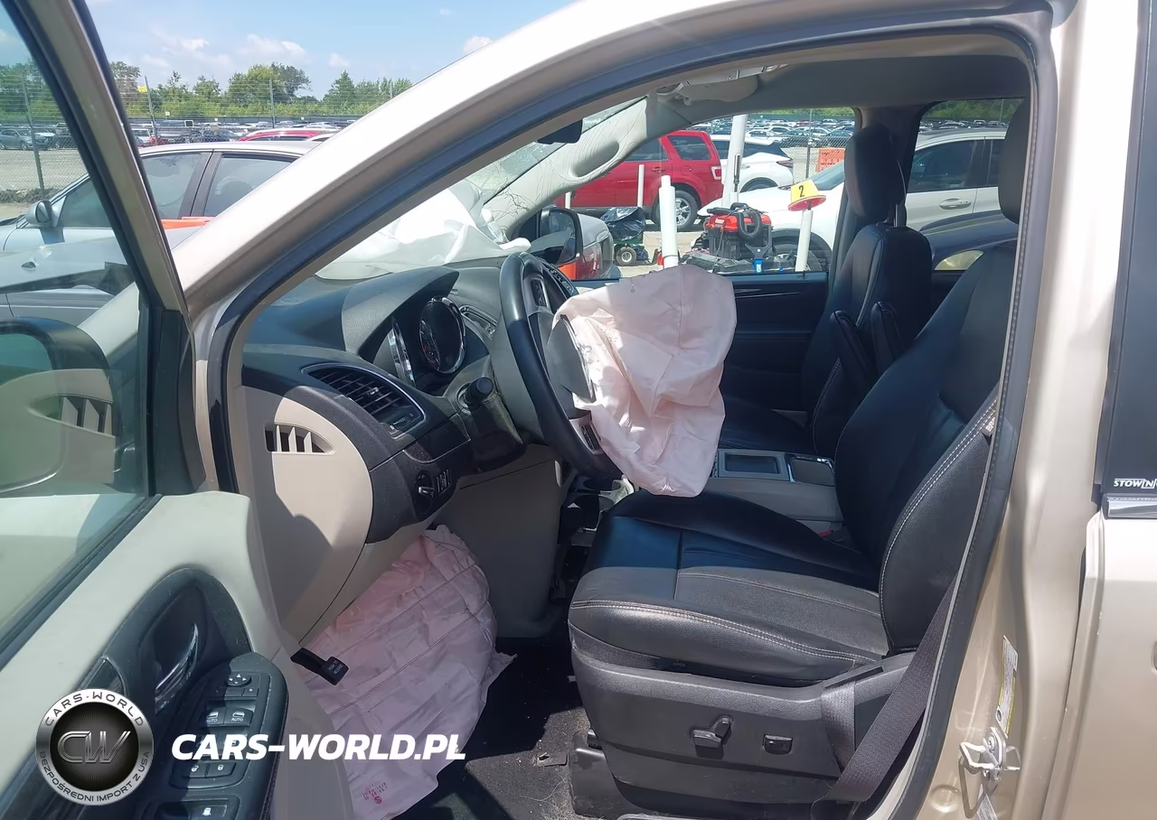 2016 Chrysler Town & Country Touring VIN:2C4RC1BG6GR110985 - 5