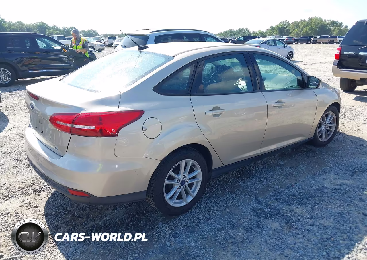 2018 Ford Focus Se VIN:1FADP3F2XJL212787 - 4