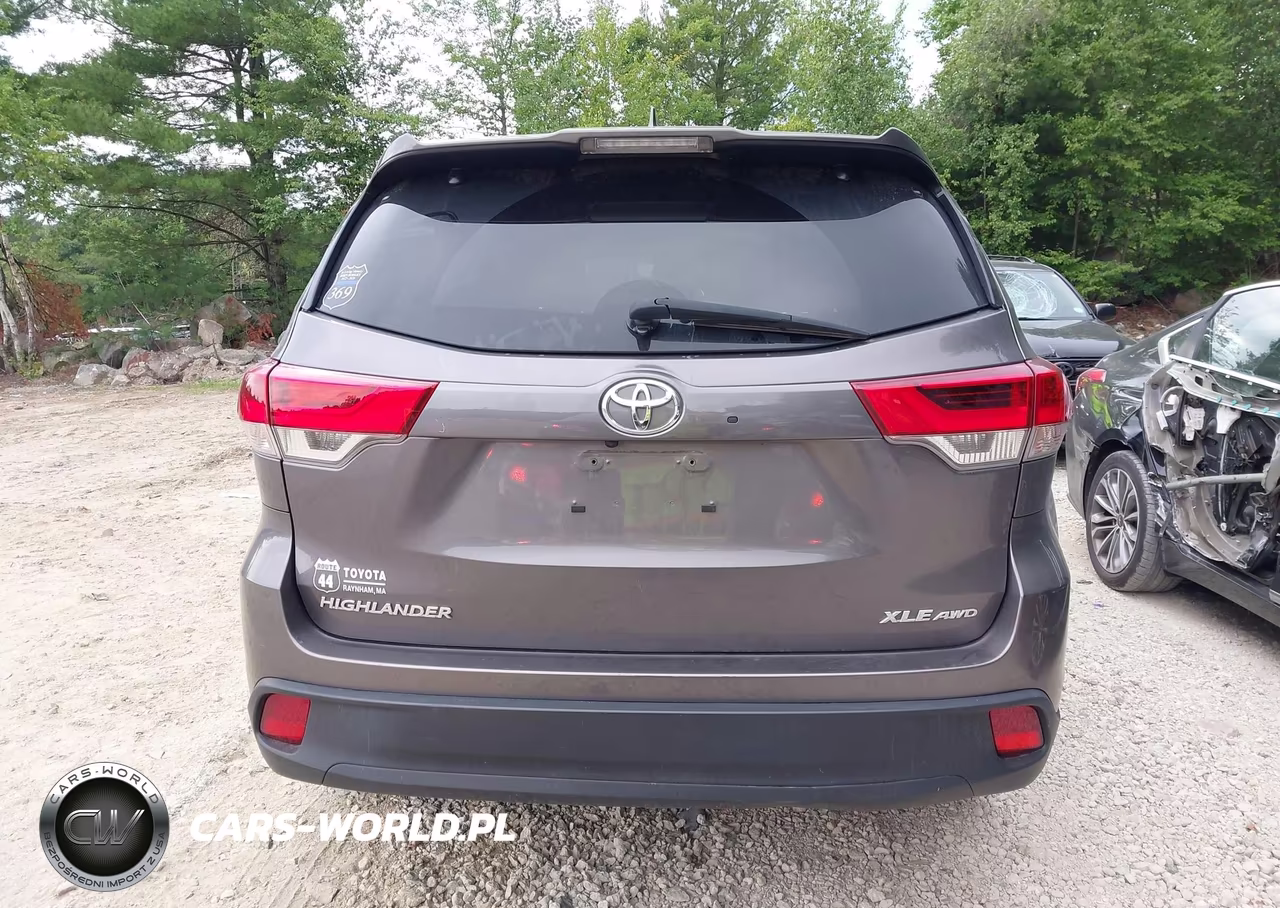 2019 Toyota Highlander Xle VIN:5TDJZRFH0KS628801 - 17
