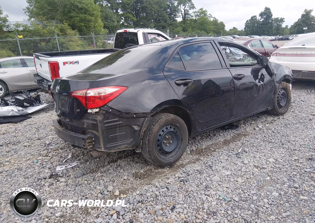 2018 Toyota Corolla Le VIN:5YFBURHE6JP844195 - 4