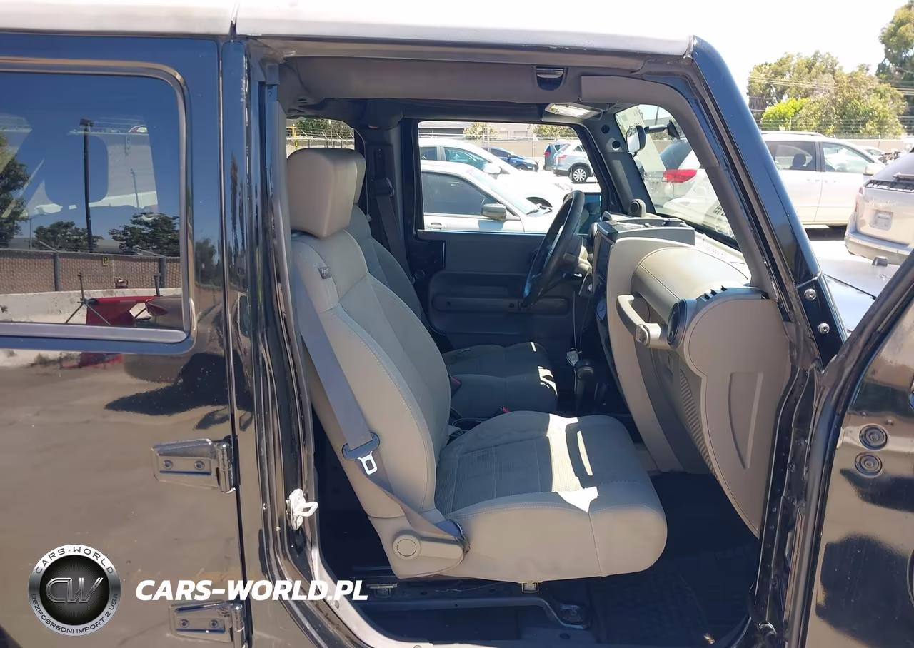 2007 Jeep Wrangler Unlimited Sahara VIN:1J4GA59167L196825 - 5