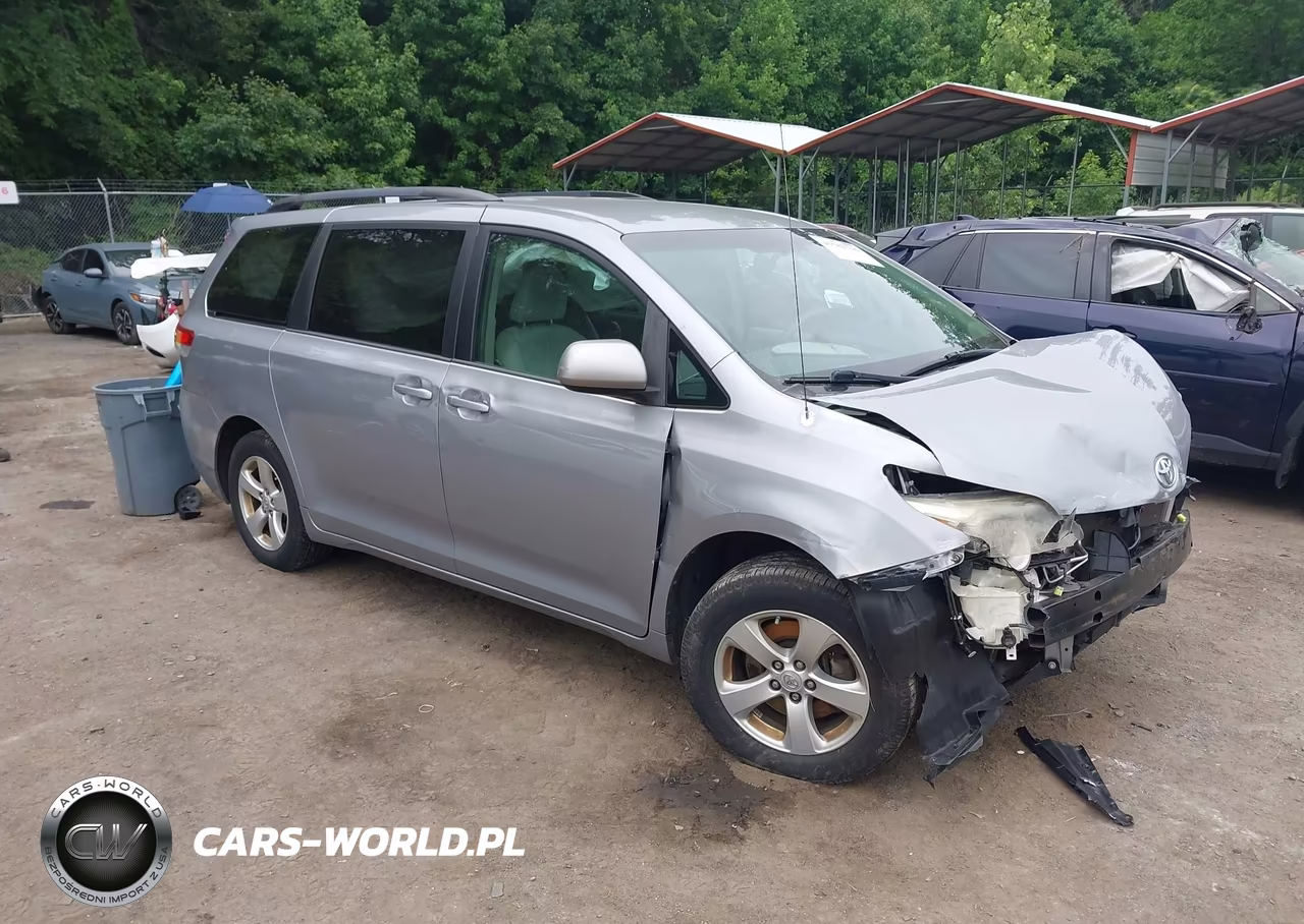 2013 Toyota Sienna Le V6 8 Passenger