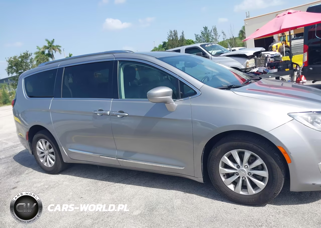 2018 Chrysler Pacifica Touring L VIN:2C4RC1BG7JR356077 - 13