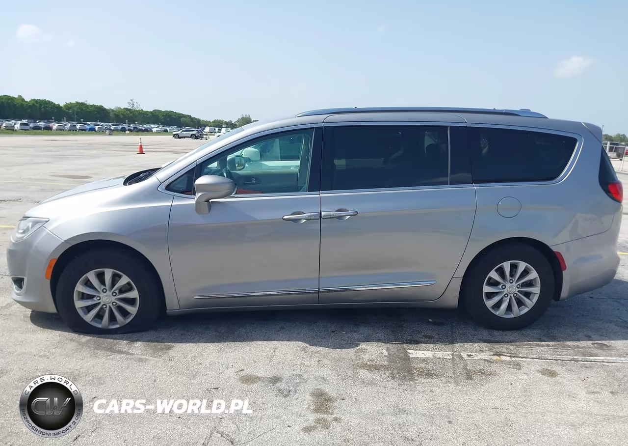 2018 Chrysler Pacifica Touring L VIN:2C4RC1BG7JR356077 - 14