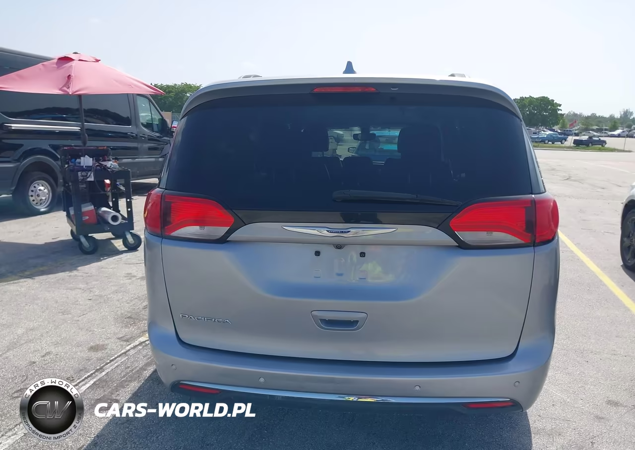 2018 Chrysler Pacifica Touring L VIN:2C4RC1BG7JR356077 - 16