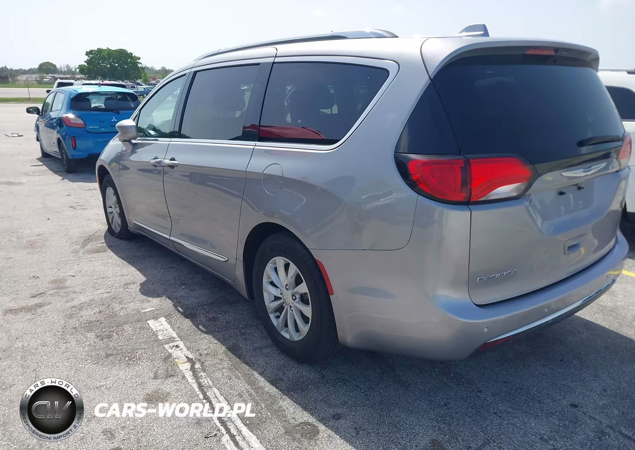 2018 Chrysler Pacifica Touring L VIN:2C4RC1BG7JR356077 - 3