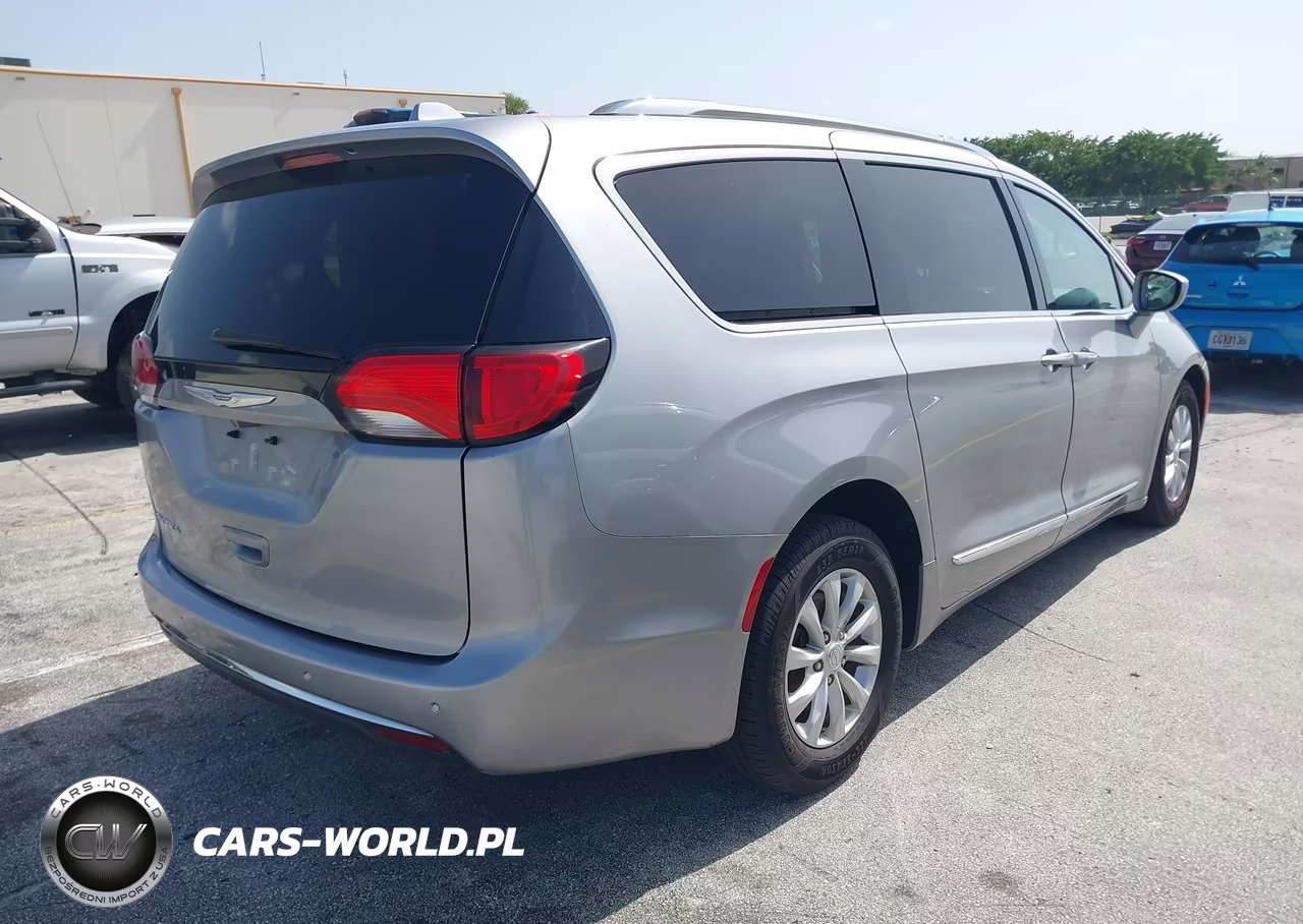 2018 Chrysler Pacifica Touring L VIN:2C4RC1BG7JR356077 - 4