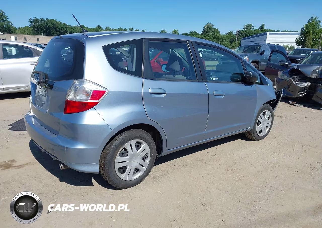 2011 Honda Fit VIN:JHMGE8H32BC020196 - 4
