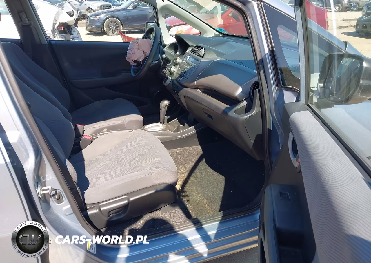 2011 Honda Fit VIN:JHMGE8H32BC020196 - 5