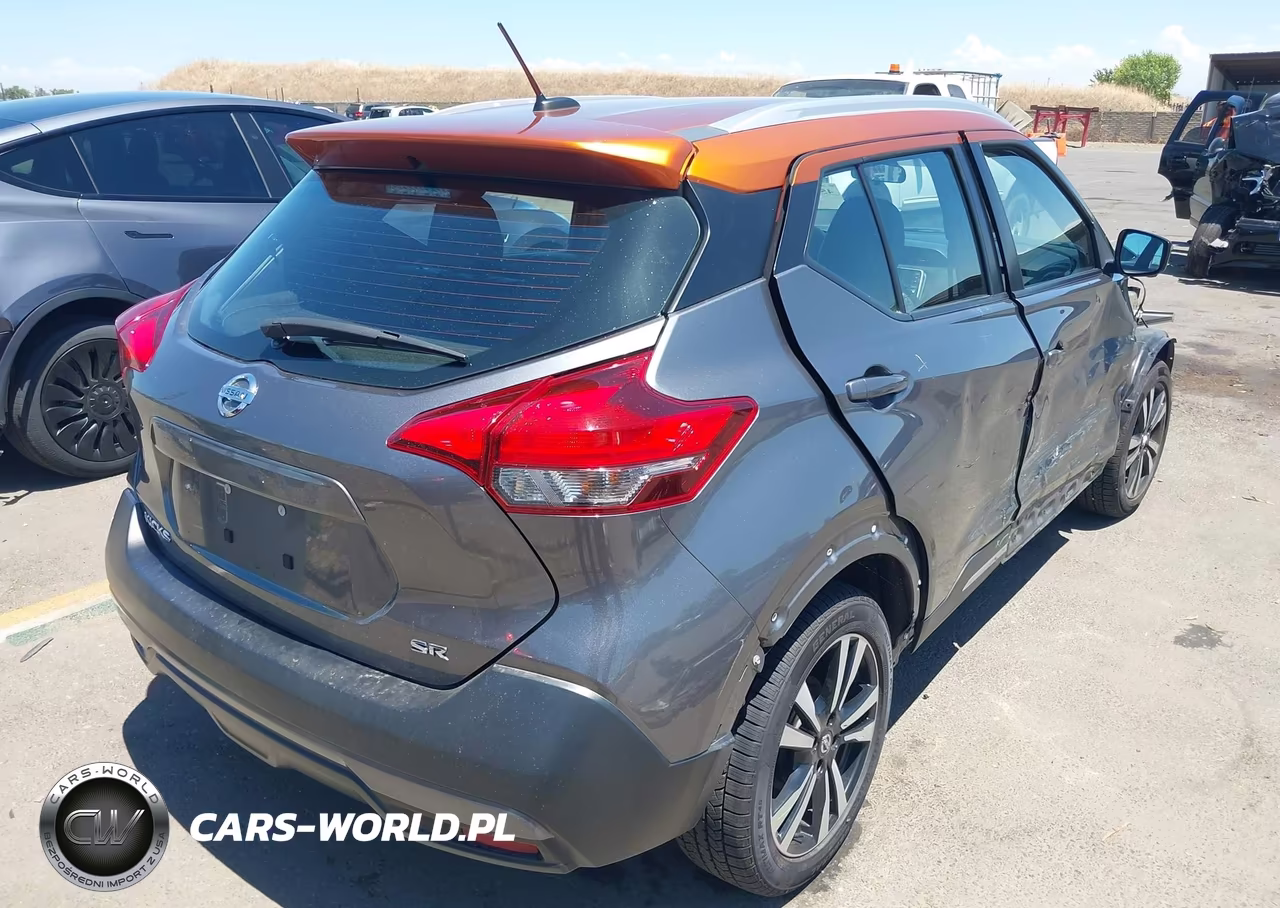 2018 Nissan Kicks Sr VIN:3N1CP5CU4JL537062 - 4