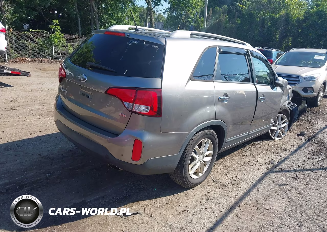 2015 Kia Sorento Lx VIN:5XYKTCA6XFG608888 - 4