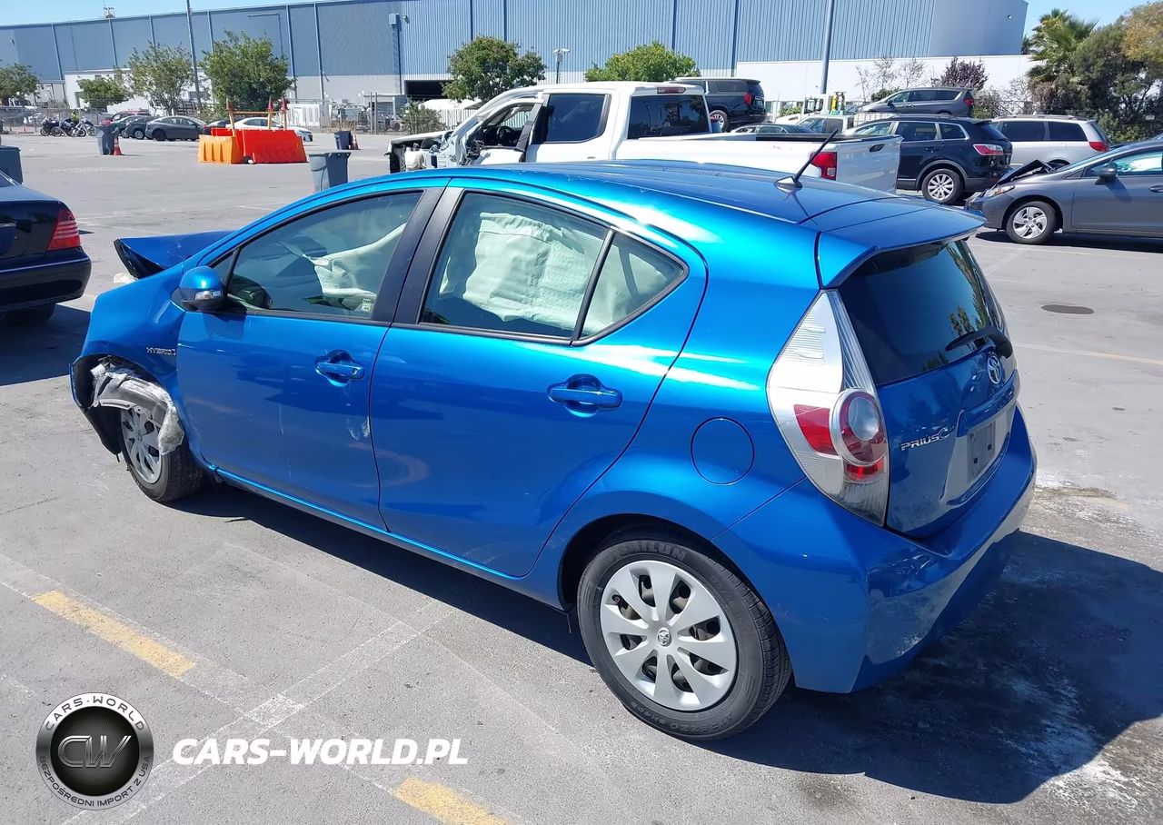 2013 Toyota Prius C Two VIN:JTDKDTB3XD1547329 - 3