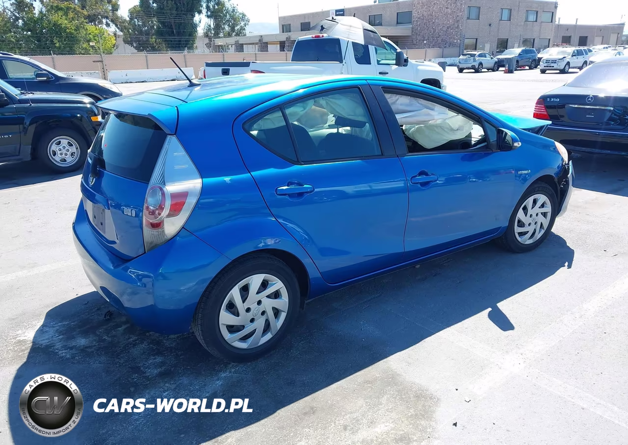 2013 Toyota Prius C Two VIN:JTDKDTB3XD1547329 - 4