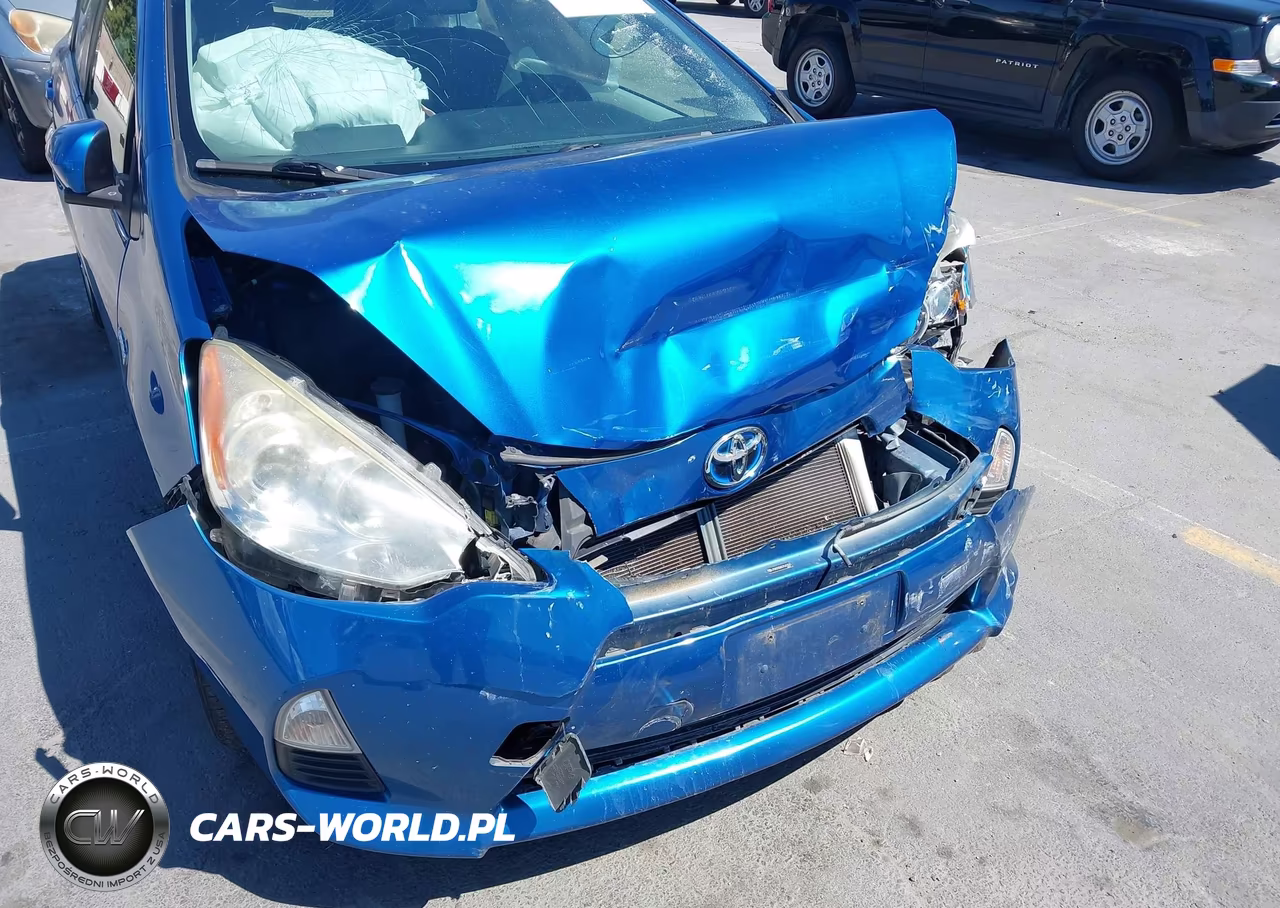 2013 Toyota Prius C Two VIN:JTDKDTB3XD1547329 - 6