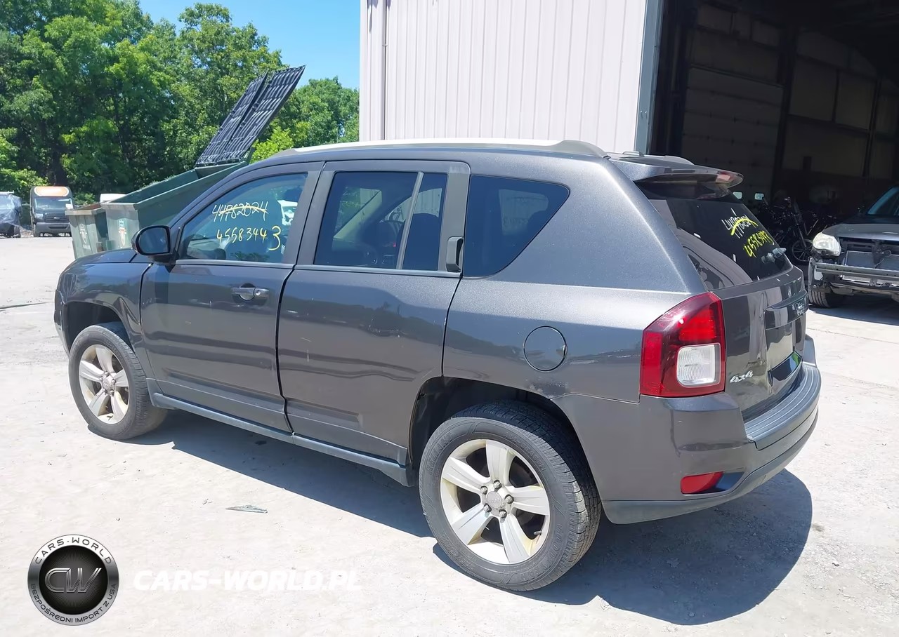2016 Jeep Compass Latitude VIN:1C4NJDEB6GD744998 - 3