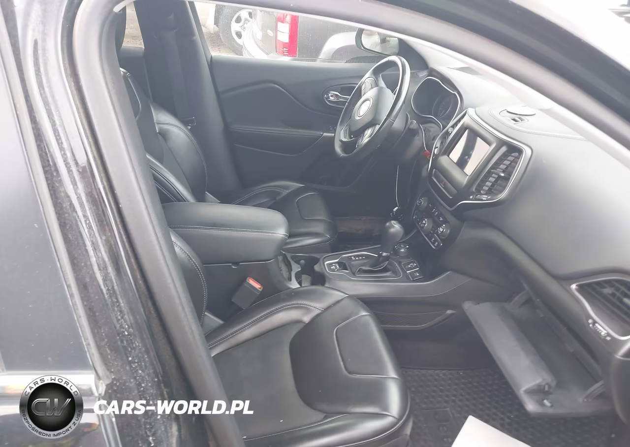2019 Jeep Cherokee Latitude Plus 4X4 VIN:1C4PJMLX6KD258501 - 5