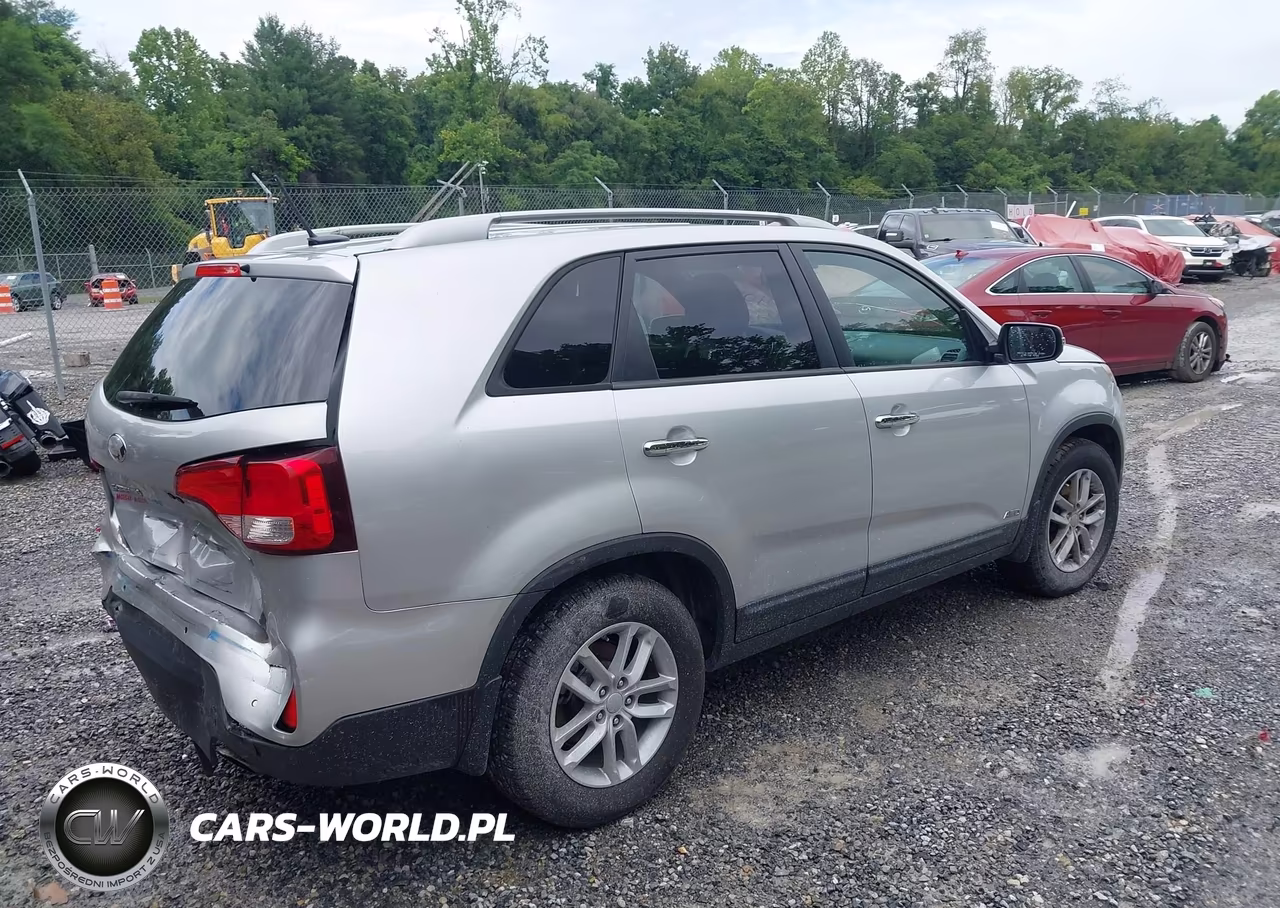 2015 Kia Sorento Lx VIN:5XYKTDA62FG564178 - 4
