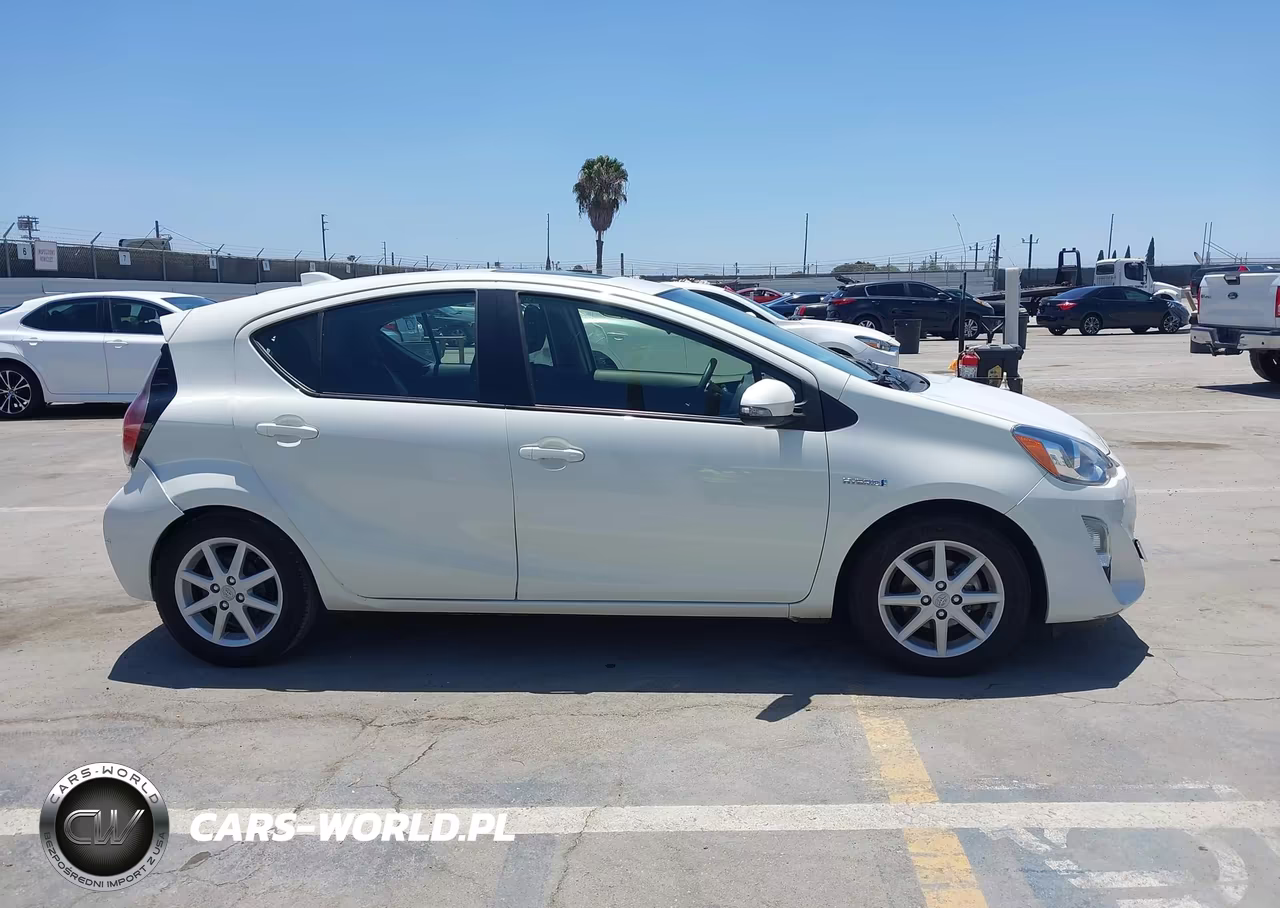 2015 Toyota Prius C Three VIN:JTDKDTB36F1091607 - 13