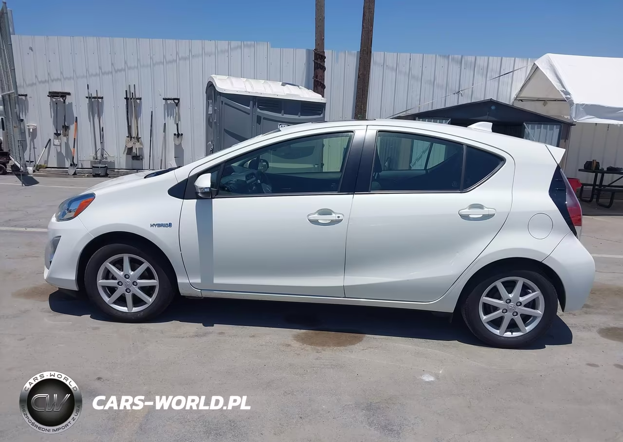2015 Toyota Prius C Three VIN:JTDKDTB36F1091607 - 14