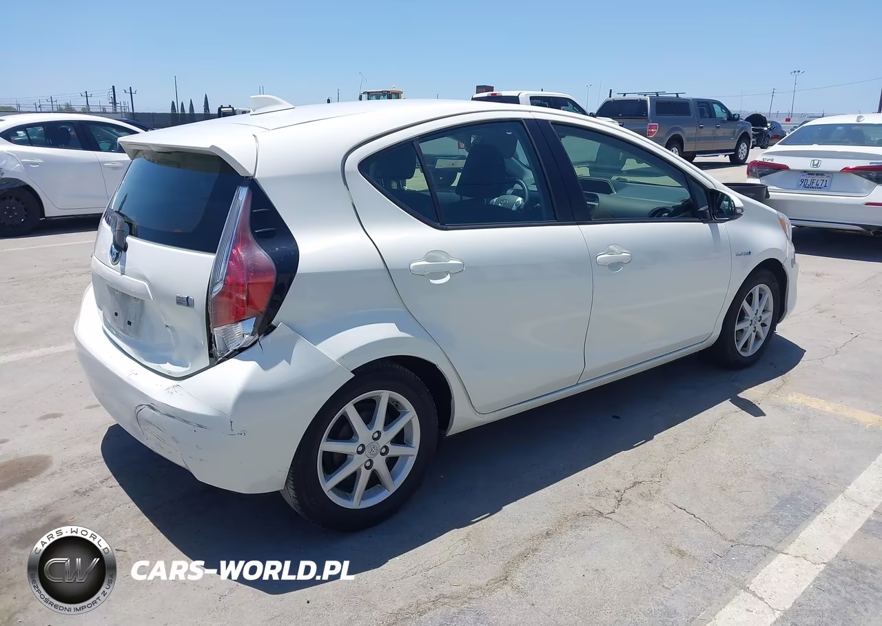 2015 Toyota Prius C Three VIN:JTDKDTB36F1091607 - 4