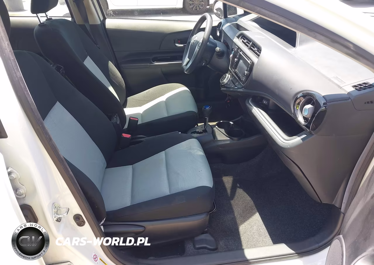 2015 Toyota Prius C Three VIN:JTDKDTB36F1091607 - 5