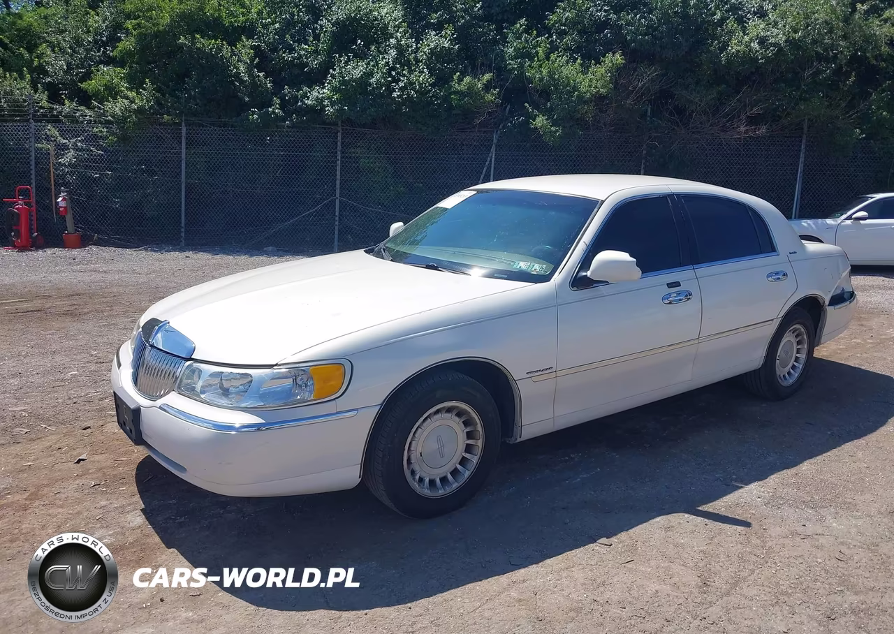 2000 Lincoln Town Car Executive VIN:1LNHM81W6YY813201 - 2