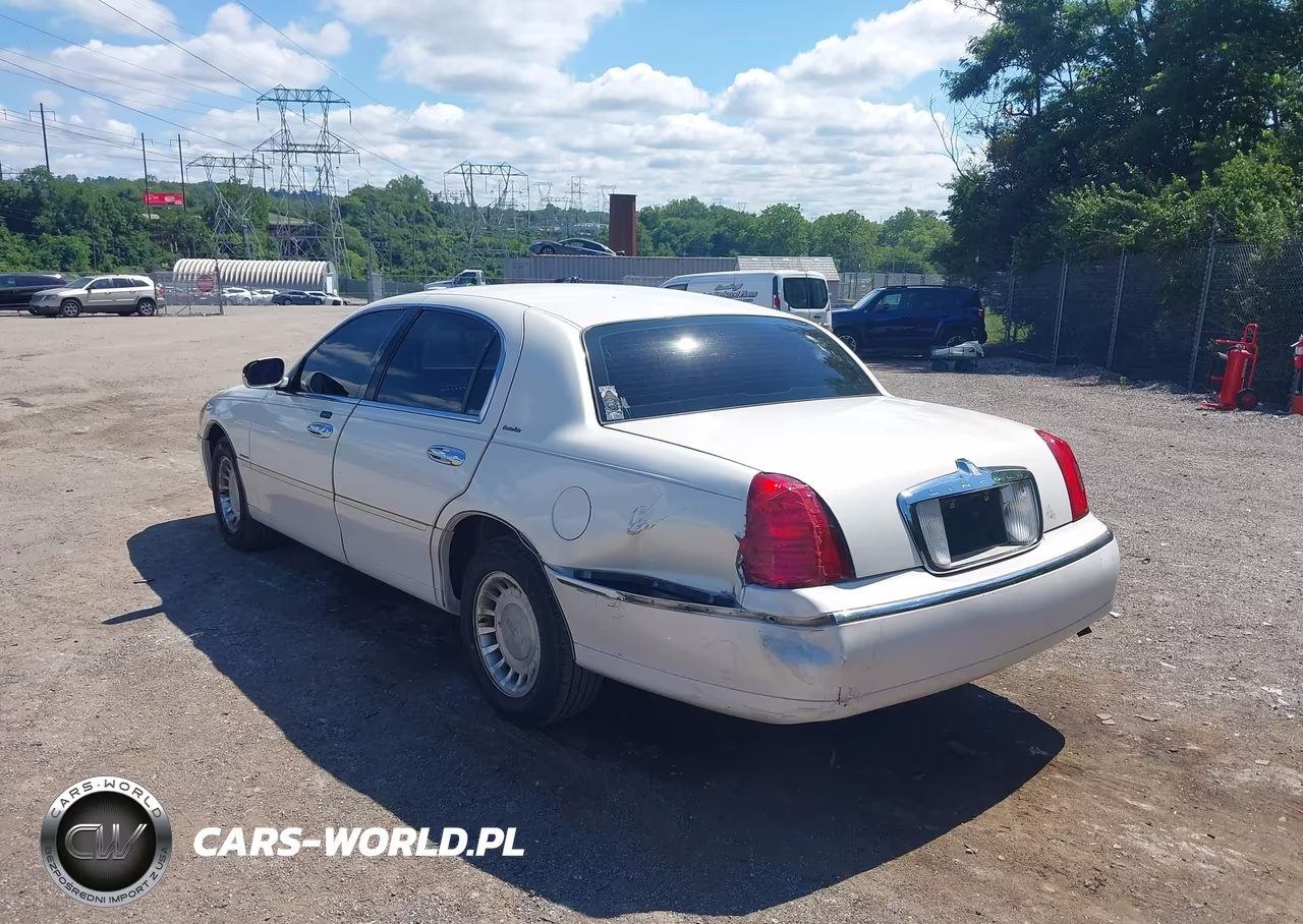 2000 Lincoln Town Car Executive VIN:1LNHM81W6YY813201 - 3