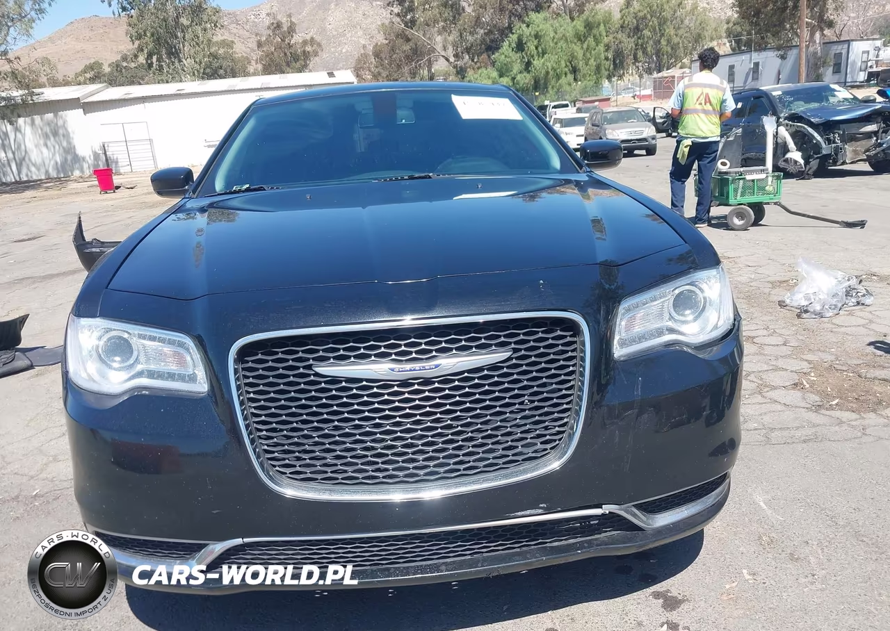 2019 Chrysler 300 Touring VIN:2C3CCAAG2KH654555 - 13
