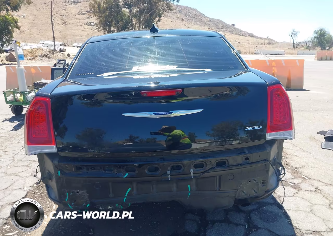 2019 Chrysler 300 Touring VIN:2C3CCAAG2KH654555 - 17
