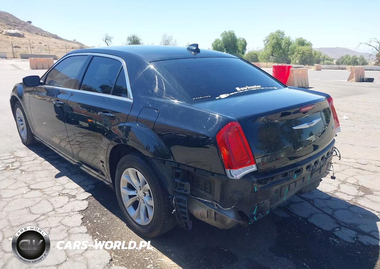 2019 Chrysler 300 Touring VIN:2C3CCAAG2KH654555 - 3
