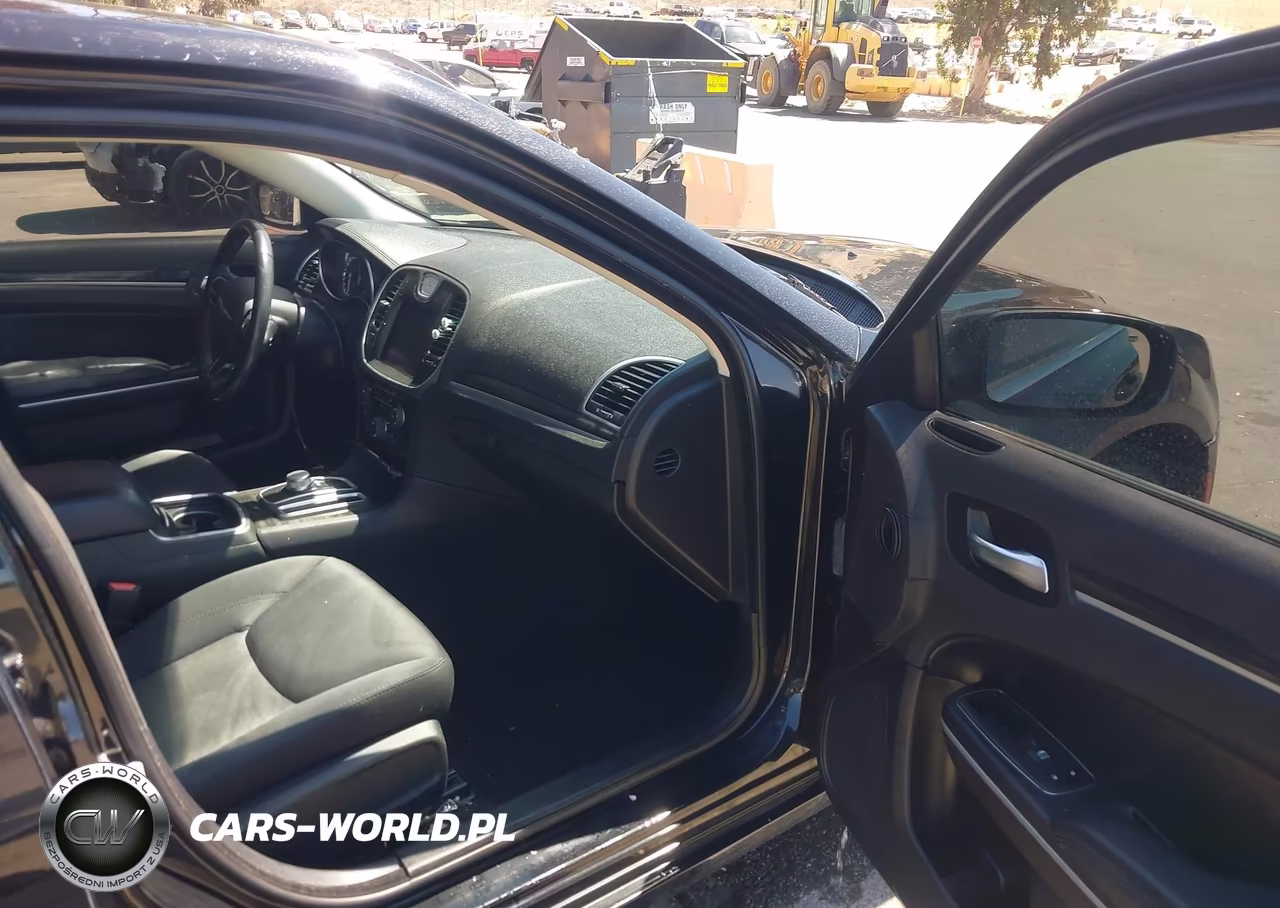 2019 Chrysler 300 Touring VIN:2C3CCAAG2KH654555 - 5