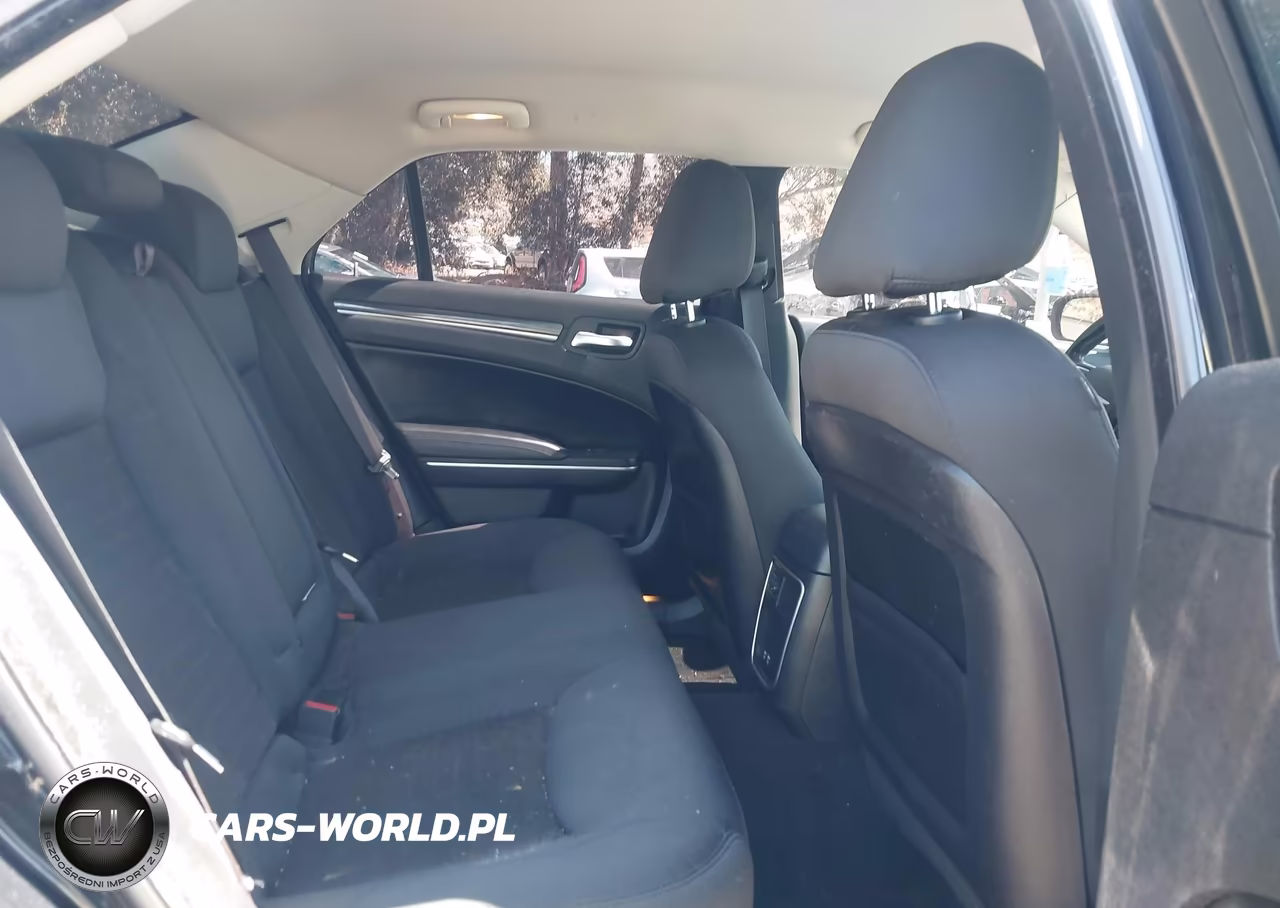 2019 Chrysler 300 Touring VIN:2C3CCAAG2KH654555 - 8