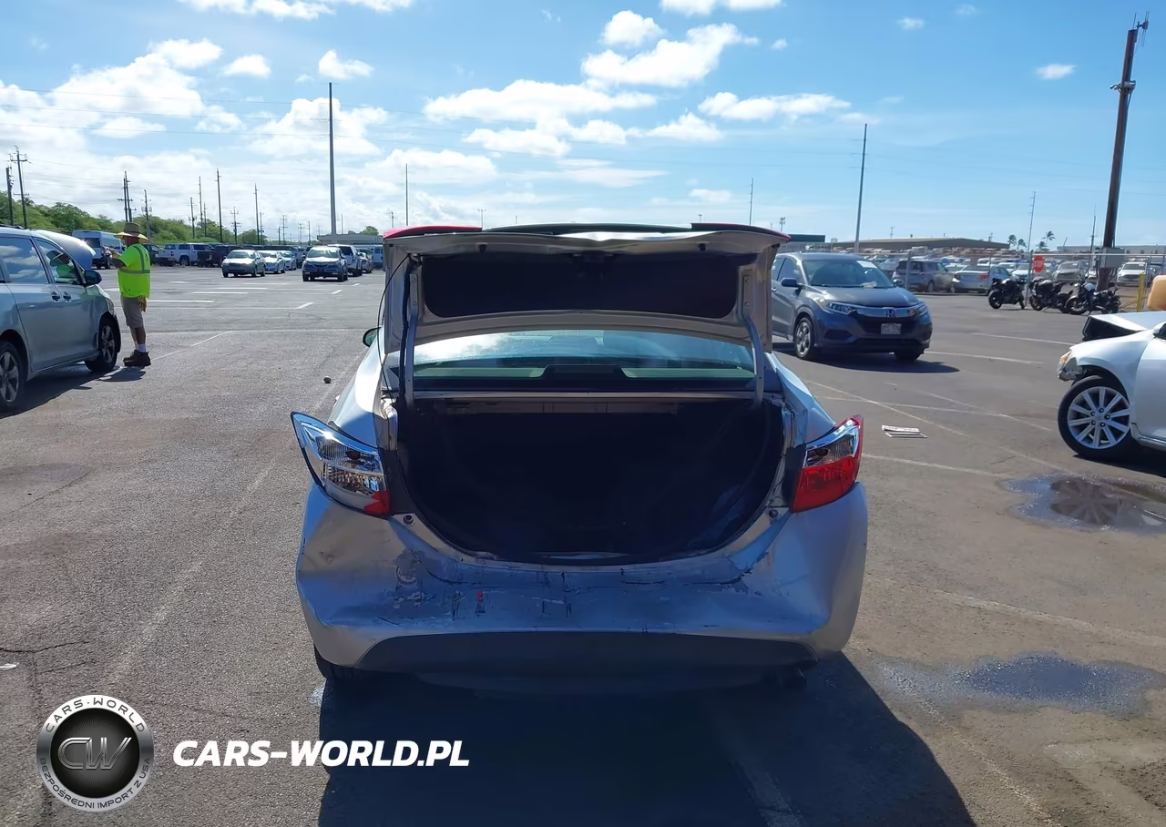 2018 Toyota Corolla Le VIN:5YFBURHE6JP760121 - 17
