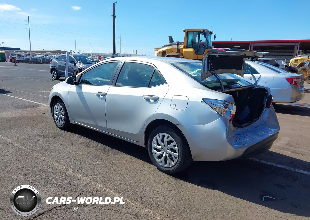 2018 Toyota Corolla Le VIN:5YFBURHE6JP760121 - 3