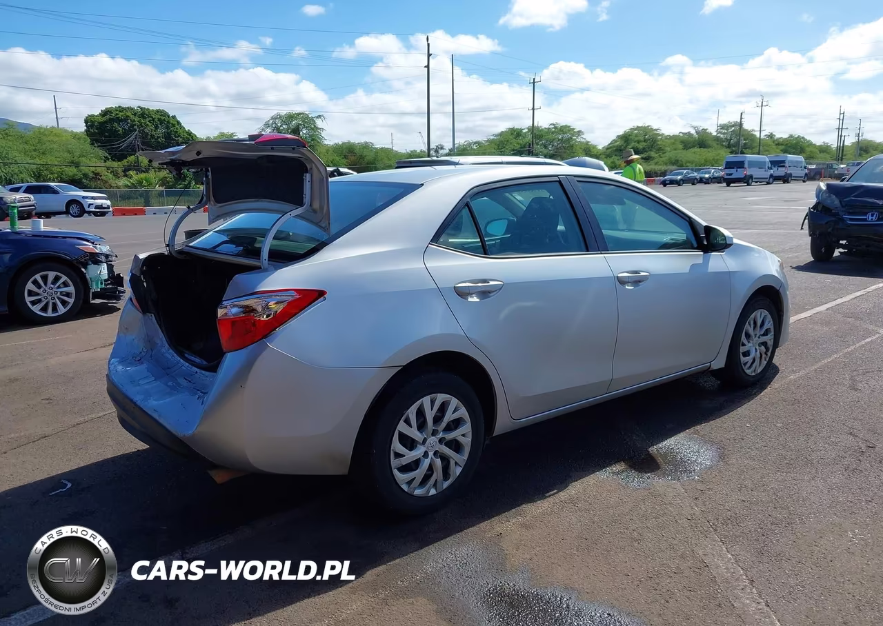 2018 Toyota Corolla Le VIN:5YFBURHE6JP760121 - 4