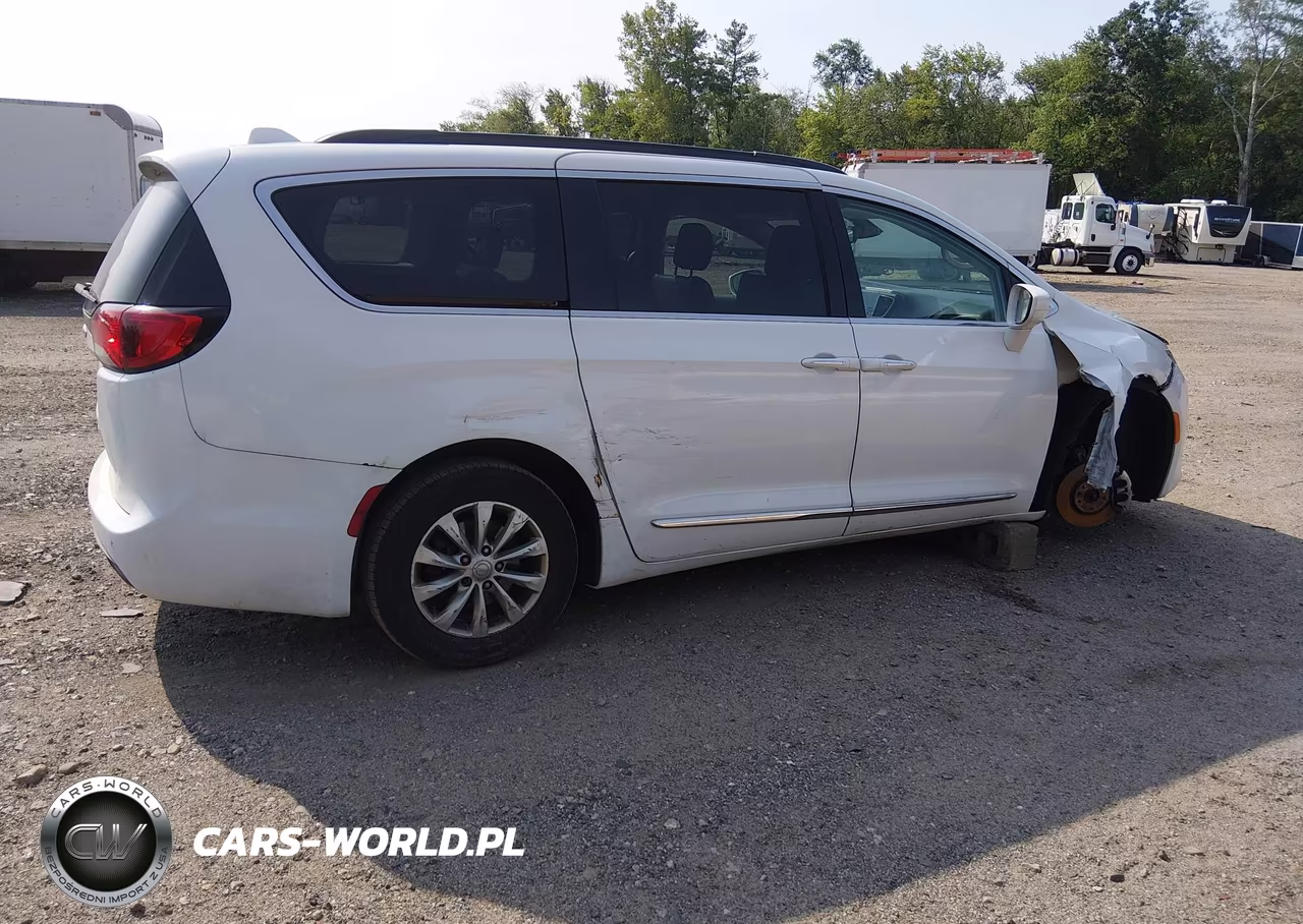 2017 Chrysler Pacifica Touring-L VIN:2C4RC1BG6HR803069 - 4