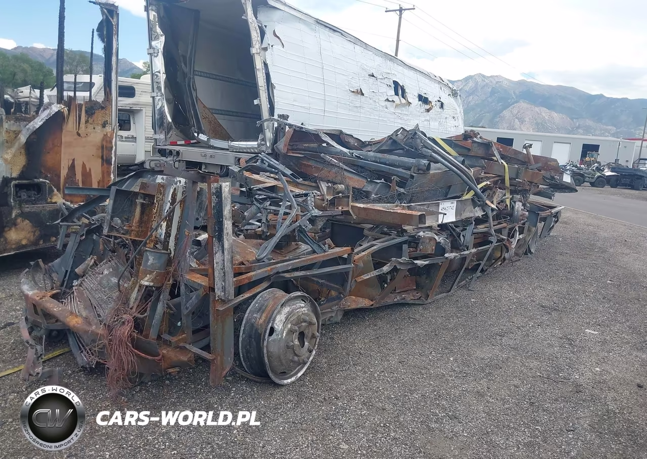 2004 Workhorse Custom Chassis Motorhome Chassis W22 VIN:5B4MP67G243389317 - 2