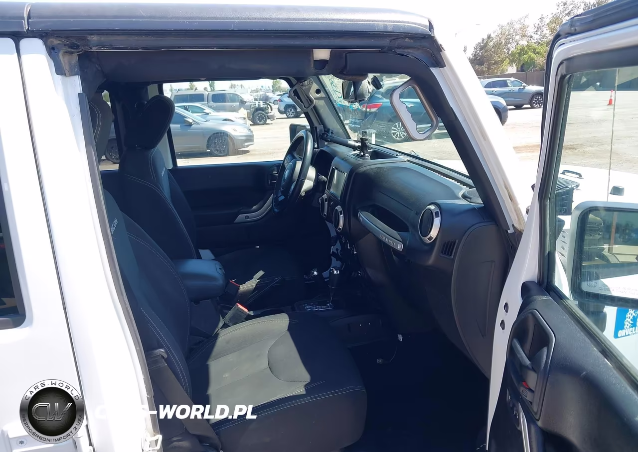 2016 Jeep Wrangler Unlimited Rubicon VIN:1C4BJWFG2GL230323 - 5