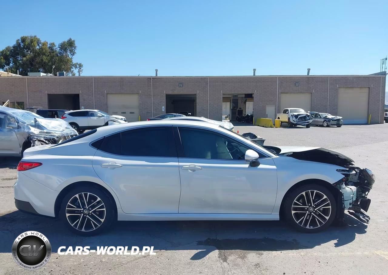 2025 Toyota Camry Xle VIN:4T1DAACKXSU070193 - 14