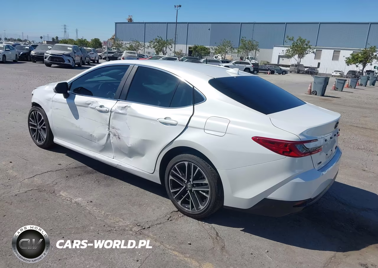 2025 Toyota Camry Xle VIN:4T1DAACKXSU070193 - 3