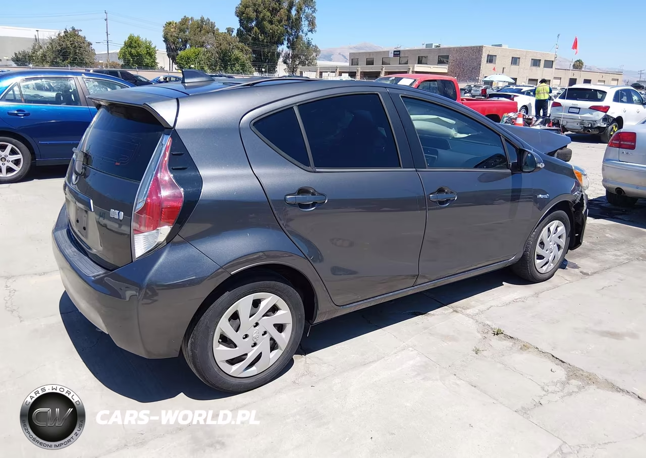 2015 Toyota Prius C Three VIN:JTDKDTB3XF1097409 - 4