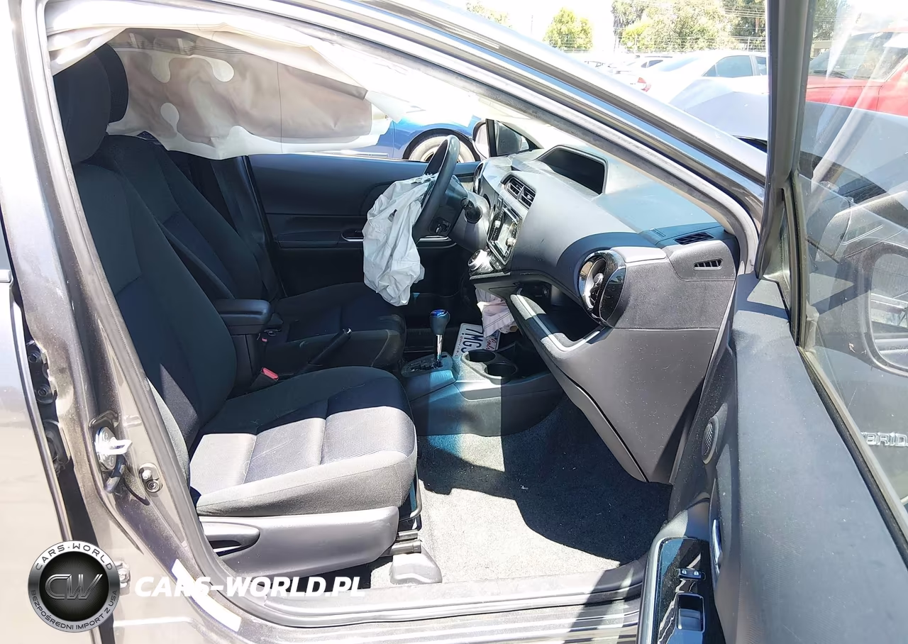 2015 Toyota Prius C Three VIN:JTDKDTB3XF1097409 - 5