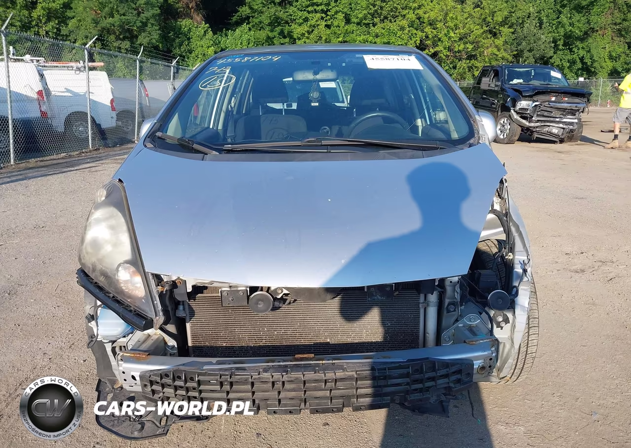 2013 Honda Fit Sport VIN:JHMGE8H59DC077077 - 13