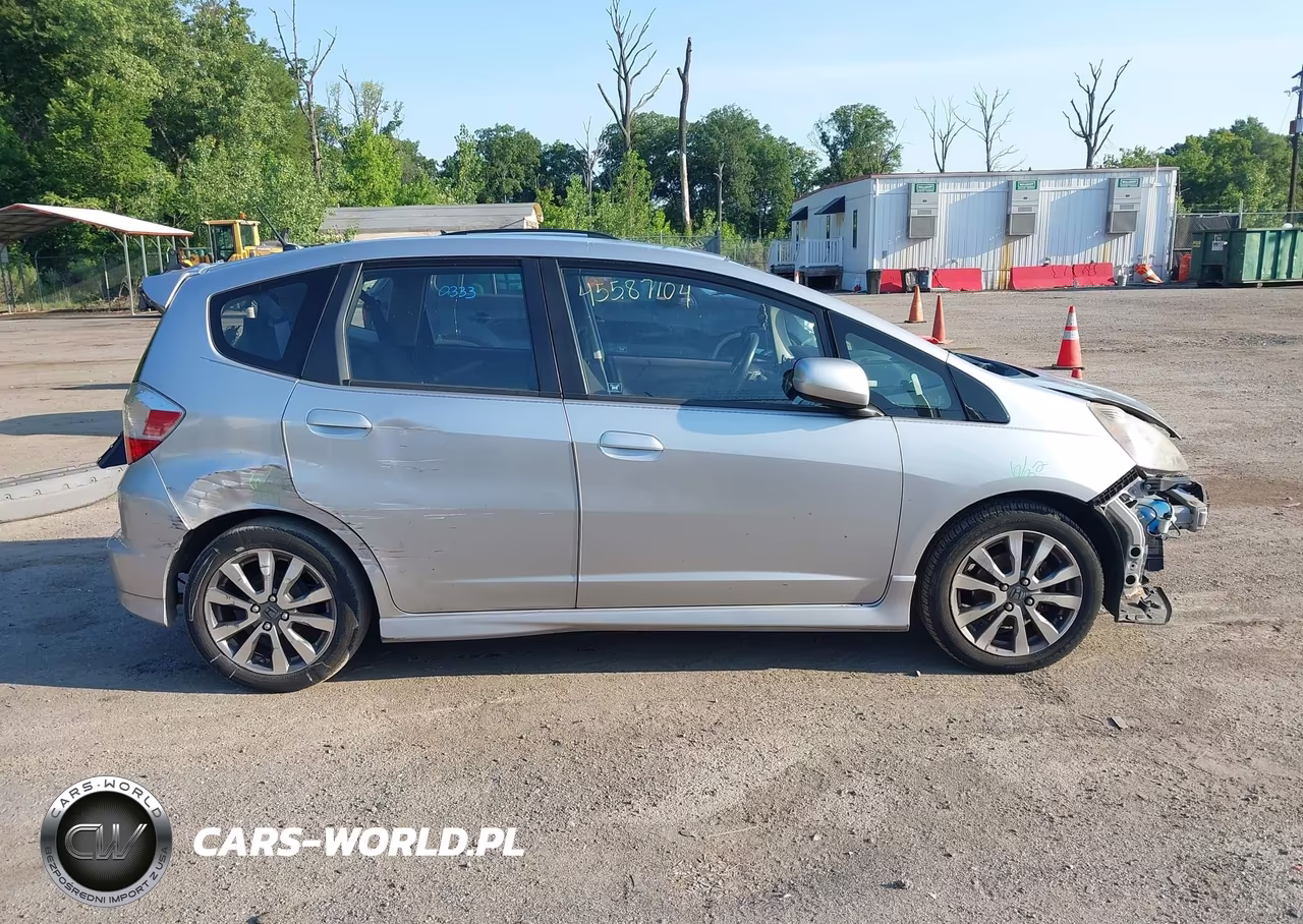 2013 Honda Fit Sport VIN:JHMGE8H59DC077077 - 14